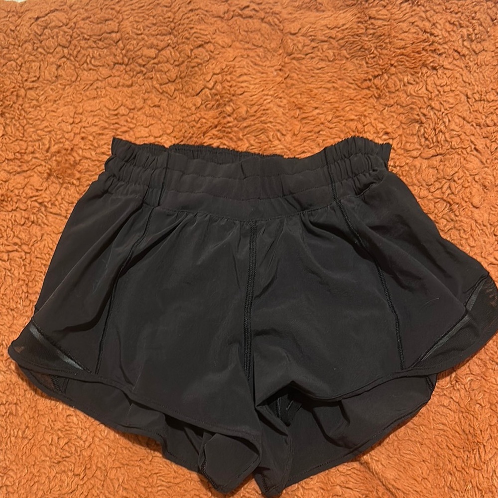 Lululemon Hotty Hot 2.5” Lined Black Shorts Size 6 reg
